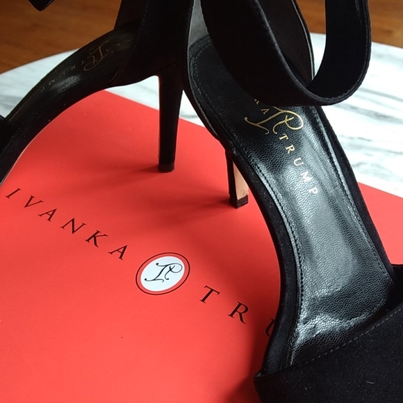 Selling for a friend size 9 suede pumps! - Picture 1 of 6